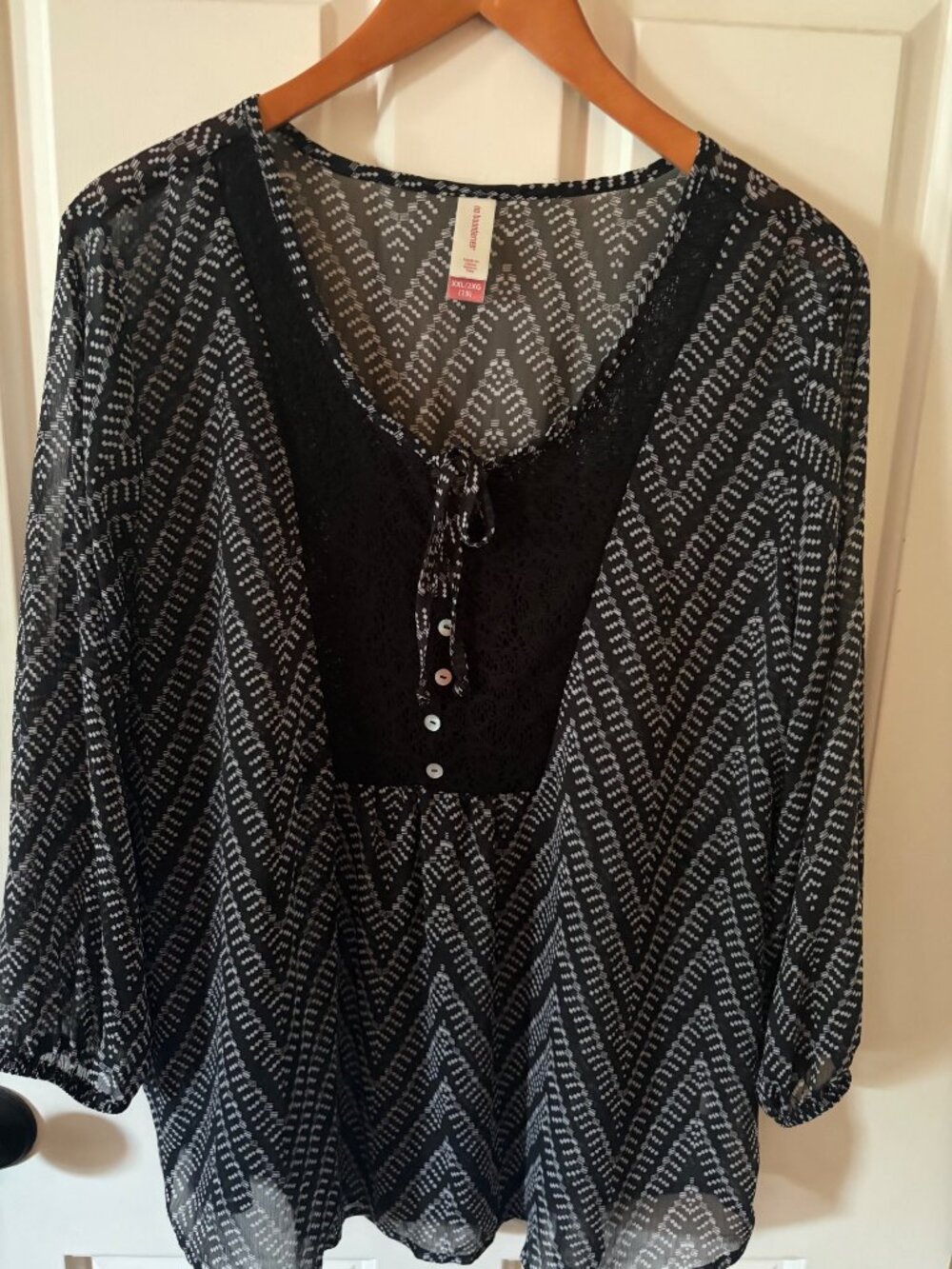 Women's No Boundaries Chevron Tunic Size 2X Lace and Tie-front Neckline - Picture 3 of 8